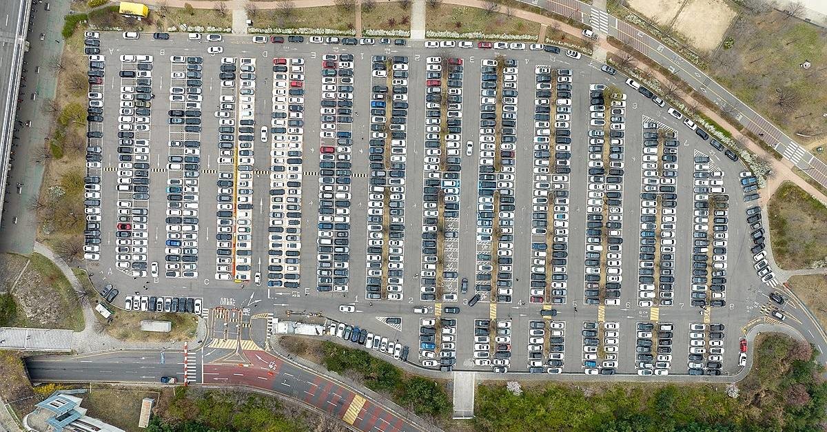 서울 여의도 윤중로 인근 한강공원 주차장에 차량이 주차돼 있다 / 연합뉴스