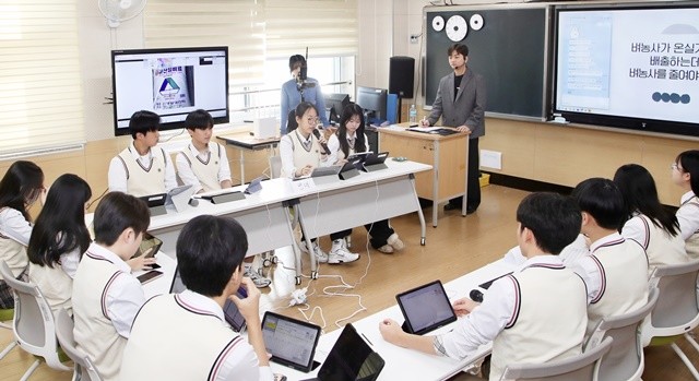 29일 순천삼산중학교에서 열린 ‘2025 중등 2030수업나눔 한마당’에서 2030수업 시연이 진행되고 있다.