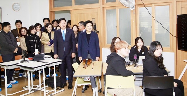 김대중 전라남도교육감과 김정희 전남도의회 교육위원장 등 교육가족들이 2030수업을 참관하고 있다.