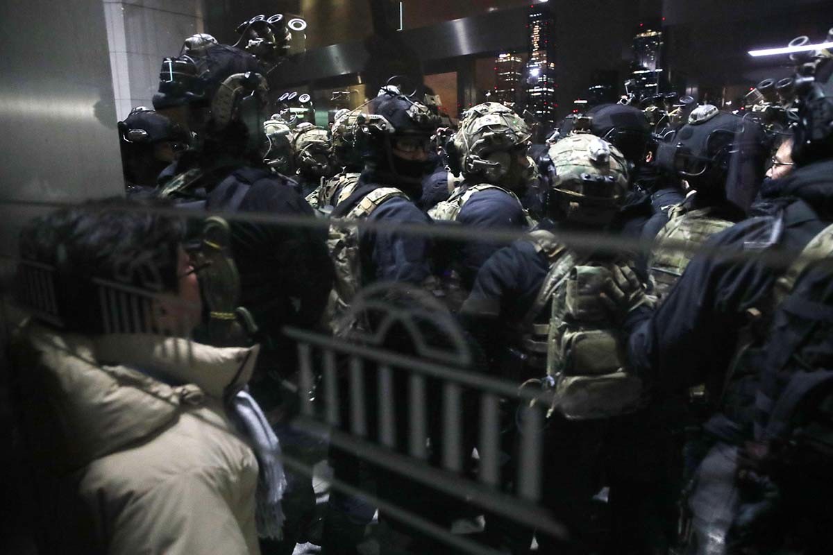지난해 12월 4일 서울 여의도 국회 본청 앞에서 경내로 진입하려는 계엄군과 국회 관계자들이 몸싸음을 벌이고 있다. / 뉴스1