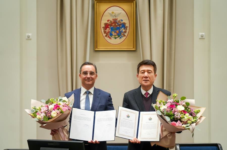 포항시는 지난 28일(현지시간) 헝가리 제2의 도시 데브레첸시와 배터리 산업을 중심으로 한 미래 신산업 협력 및 인재·문화 교류 확대를 위한 우호교류 협약(MOU)을 체결했다./포항시