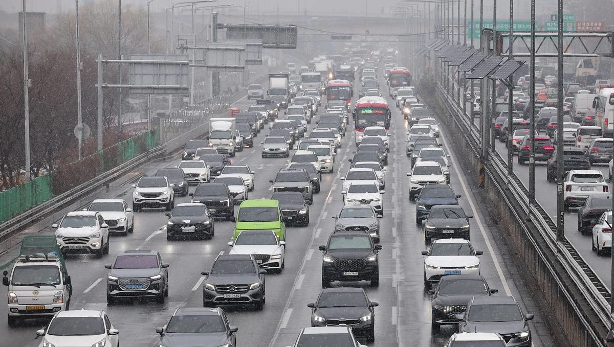 때 아닌 폭설에 서행하는 차량들 / 뉴스1