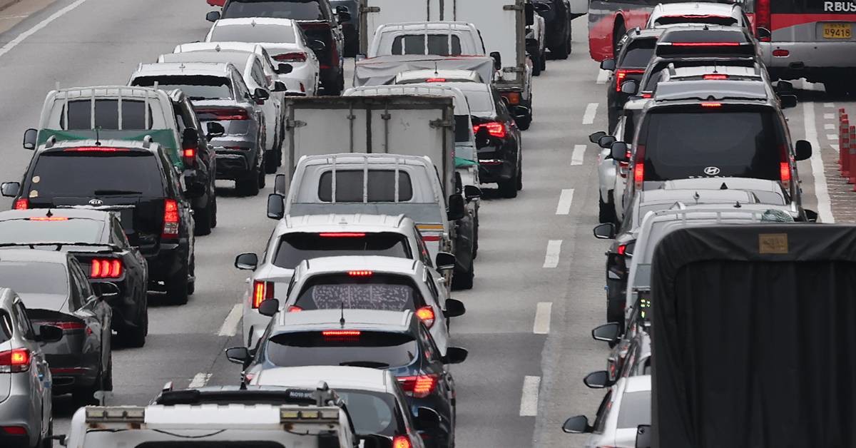 서울 도심 속 차량들 / 뉴스1