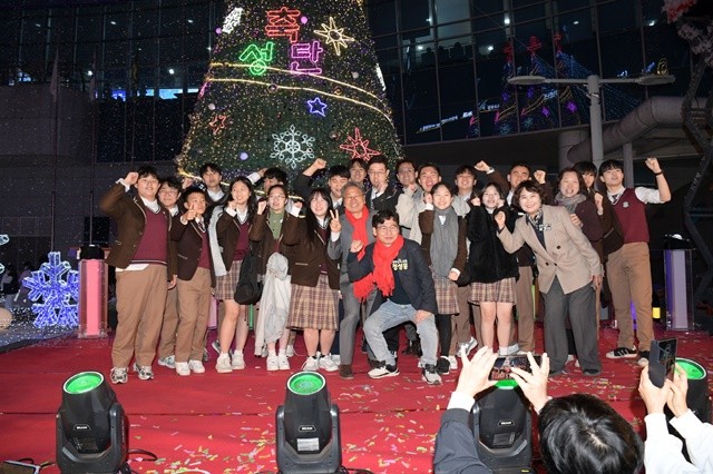 강기정 광주광역시장이 지난 15일 광주송정역에서 열린 성탄 트리 점화식에 참석, 참석자들과 기념촬영을 하고 있다. /광주광역시 제공