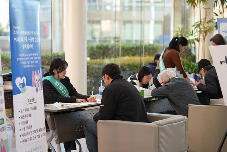 동남권원자력의학원(원장 이창훈)이 최근 내원 환자와 보호자를 대상으로 연명의료결정제도 홍보 캠페인을 실시한 결과, 하루 동안 60여 명이 사전연명의료의향서를 등록한 것으로 나타났다. / 사진제공=동남권원자력의학원