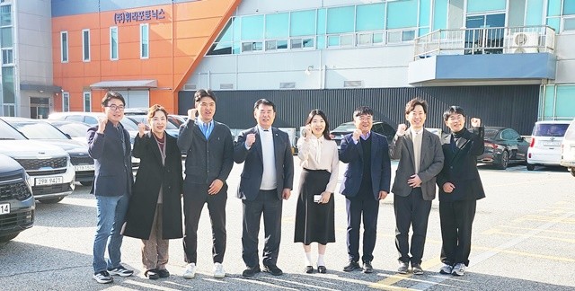 이정선 광주시교육감이 28일 광주지역 직업계 학과 고등학생들이 현장실습을 진행하고 있는 ㈜휘라포토닉스을 찾아 특별 지도·점검을 실시했다.