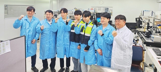 이정선 광주시교육감이 28일 ㈜휘라포토닉스에서 현장실습을 진행중인 직업계 학과 고등학생들을 격려하고 있다. /광주시교육청 제공