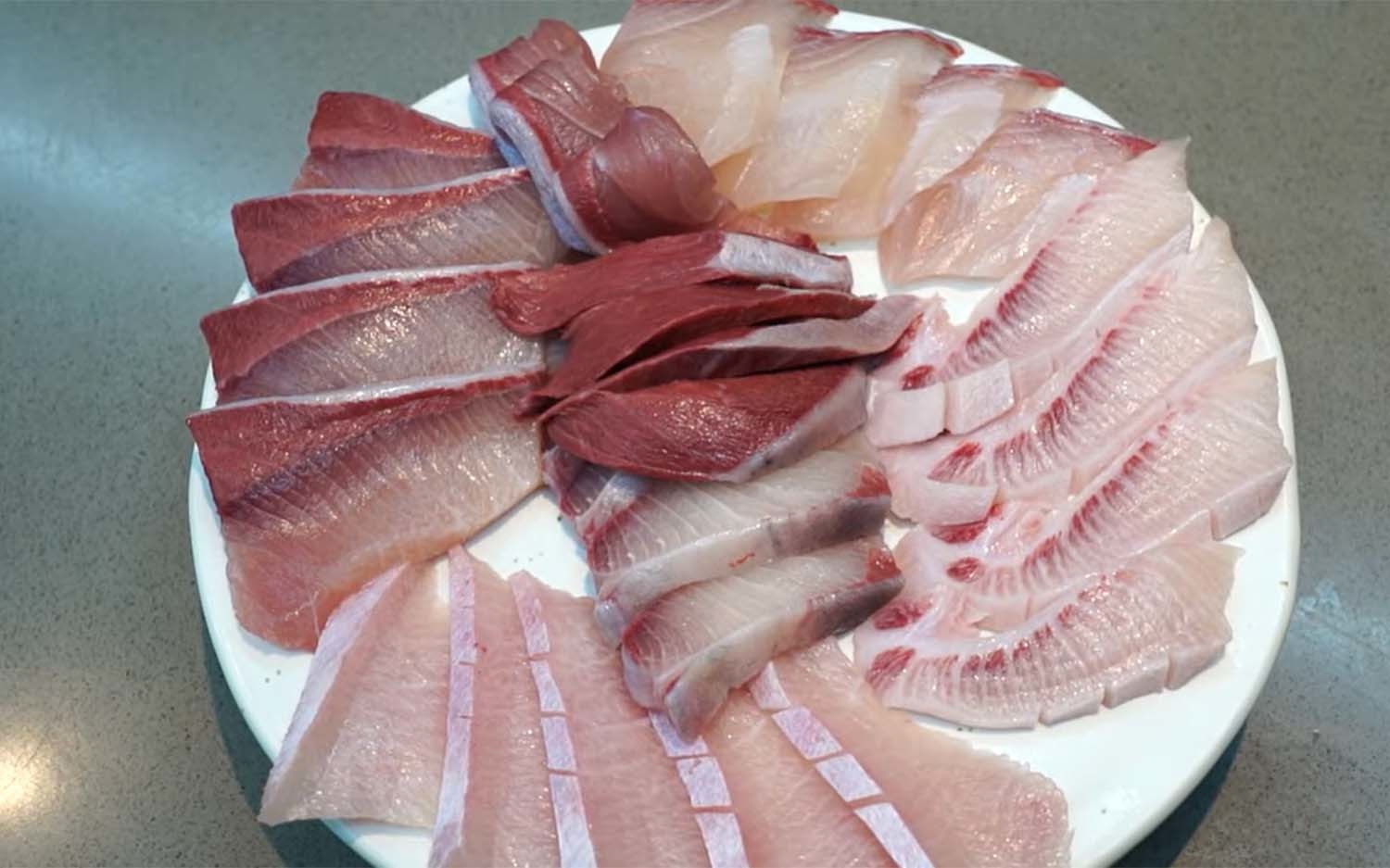 13kg 이상짜리 방어로 만든 회. / '생선의 명수' 유튜브