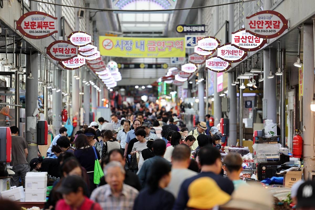 시장에 북적이는 시민들 / 뉴스1