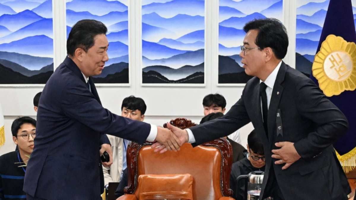 악수하는 여야 원내대표  / 연합뉴스