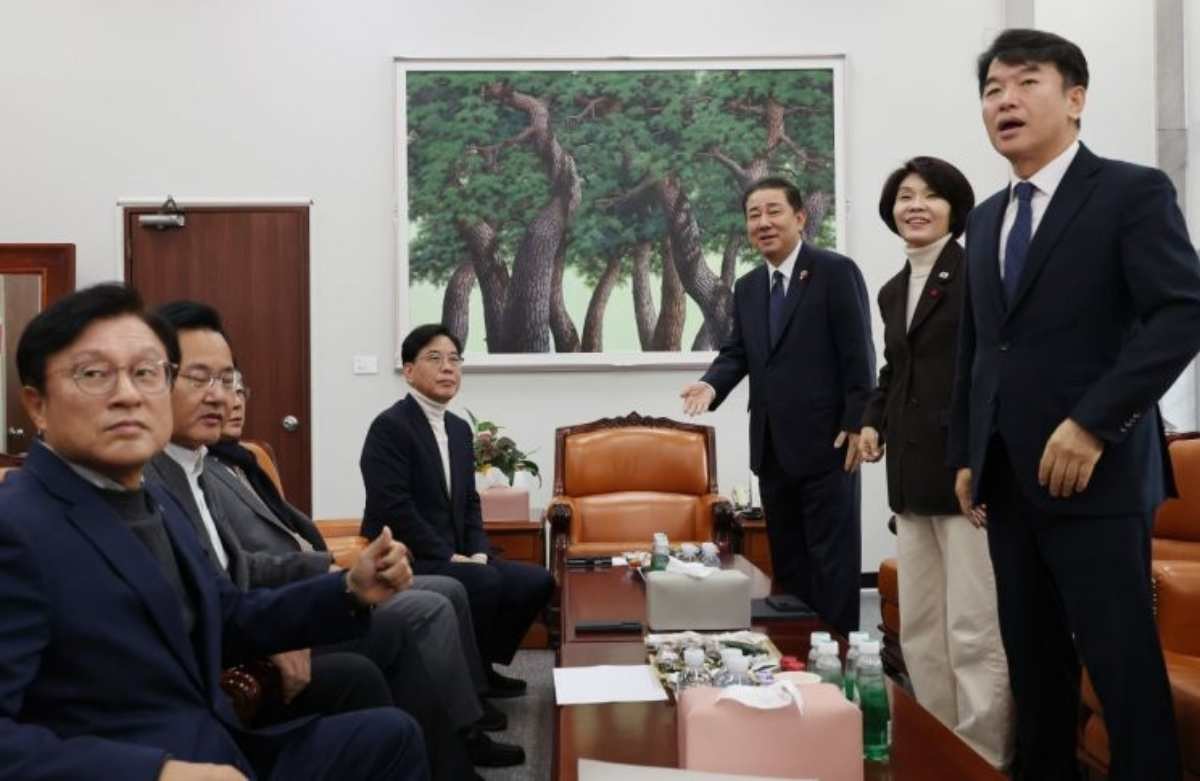 여야 원내대표가 30일 국회에서 회동하고 있다. / 연합뉴스
