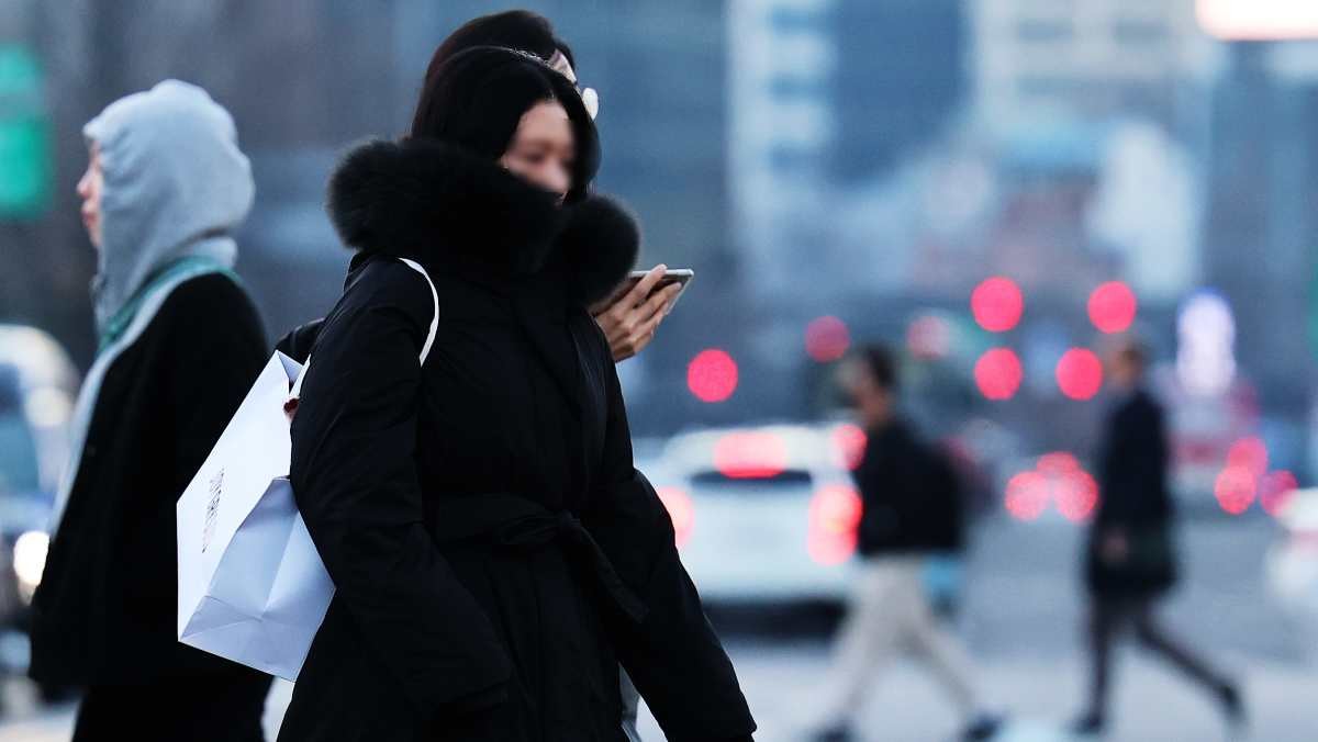 거리를 걸어가는 시민들 / 뉴스1