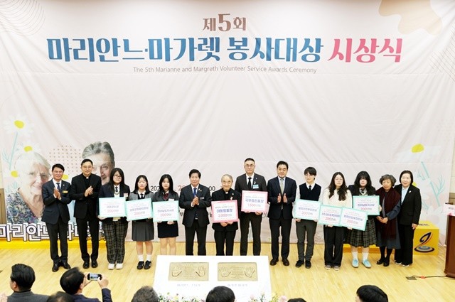 왼쪽 여섯 번째부터 공영민 고흥군수, 대통령 표창 수상자 김태규 신부, 국무총리 표창 고(故) 조윤미 님의 남동생 조윤석