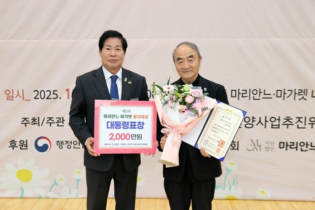 공영민 고흥군수(왼쪽), 대통령 표창 수상자 김태규 신부