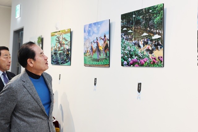 김희수 진도군수가 수상작 사진을 관람하고 있다.