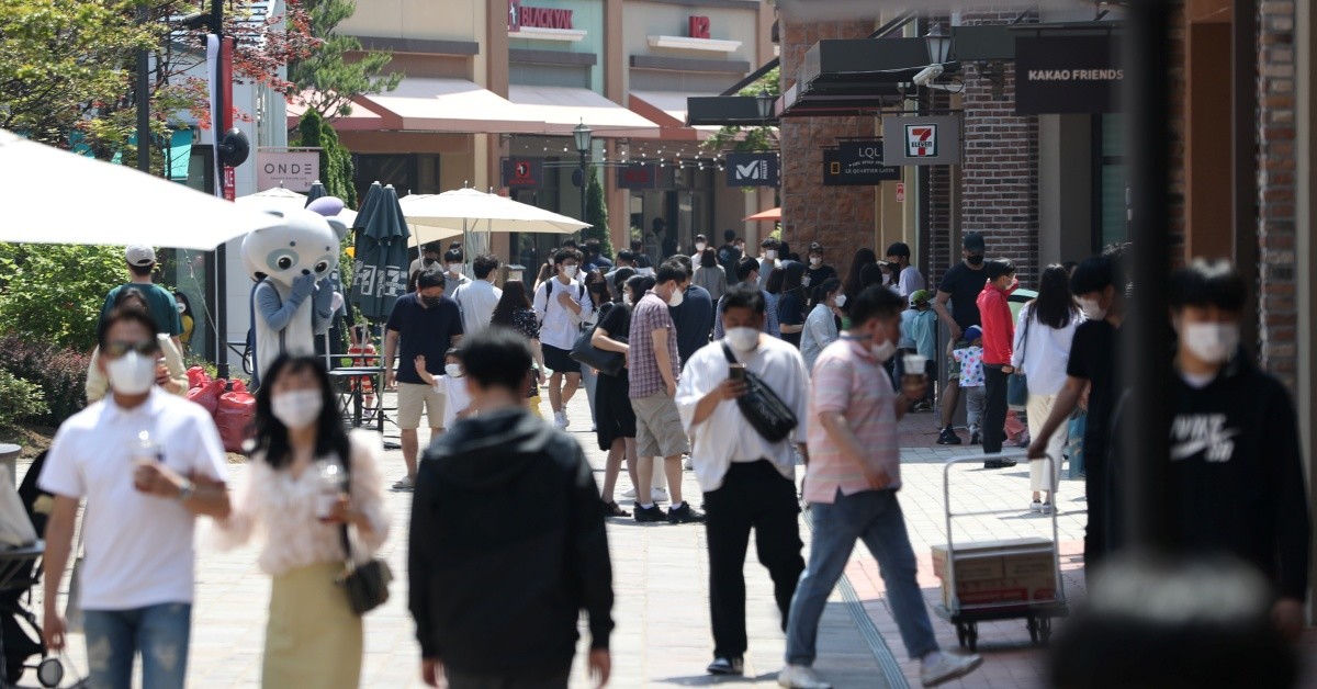 롯데프리미엄아울렛 기흥점이 휴일을 맞아 쇼핑을 나온 시민들로 북적이고 있다. 기사의 이해를 돕기 위한 사진 / 뉴스1