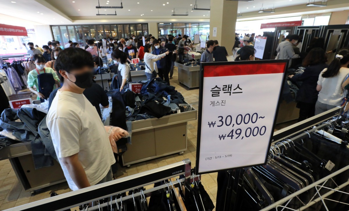 롯데프리미엄아울렛 기흥점이 쇼핑을 나온 시민들로 북적이고 있다. / 뉴스1