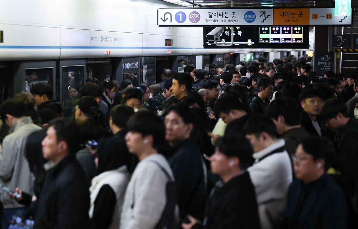 시민들로 붐비는 지하철 / 뉴스1