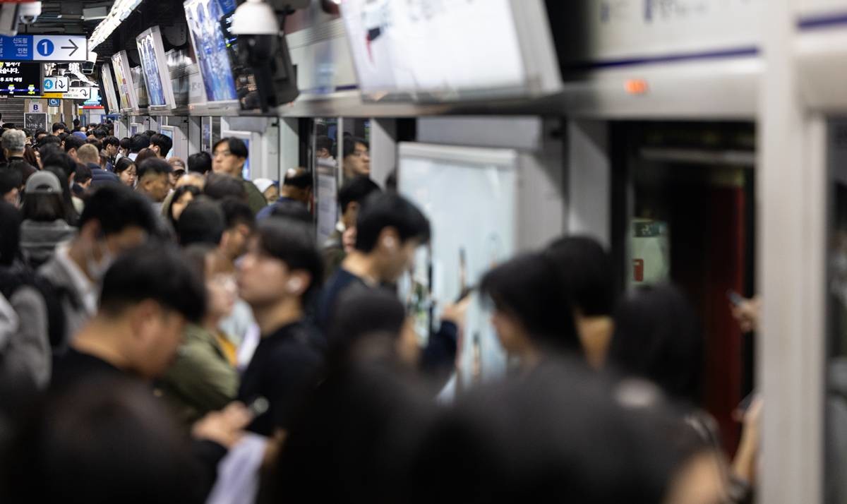 승객들이 탑승 및 하차하고 있다 / 뉴스1