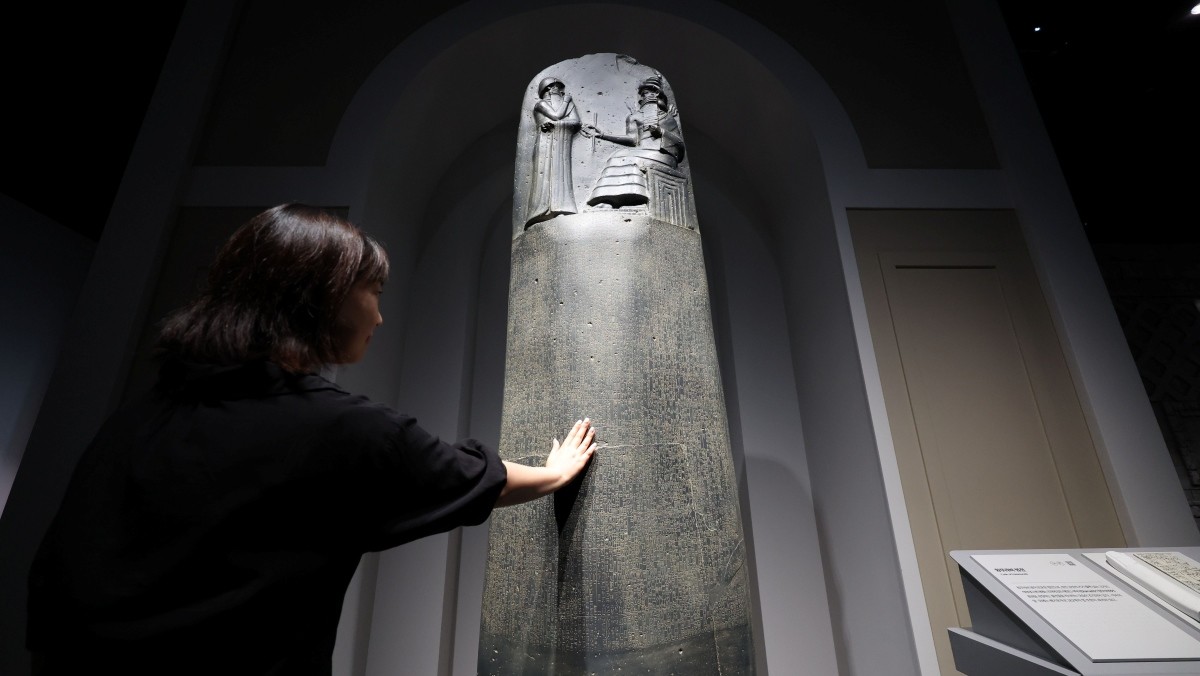 국립세계문자박물관에서 관람객이 함무라비 법전 복제품을 살펴보고 있다.  / 연합뉴스