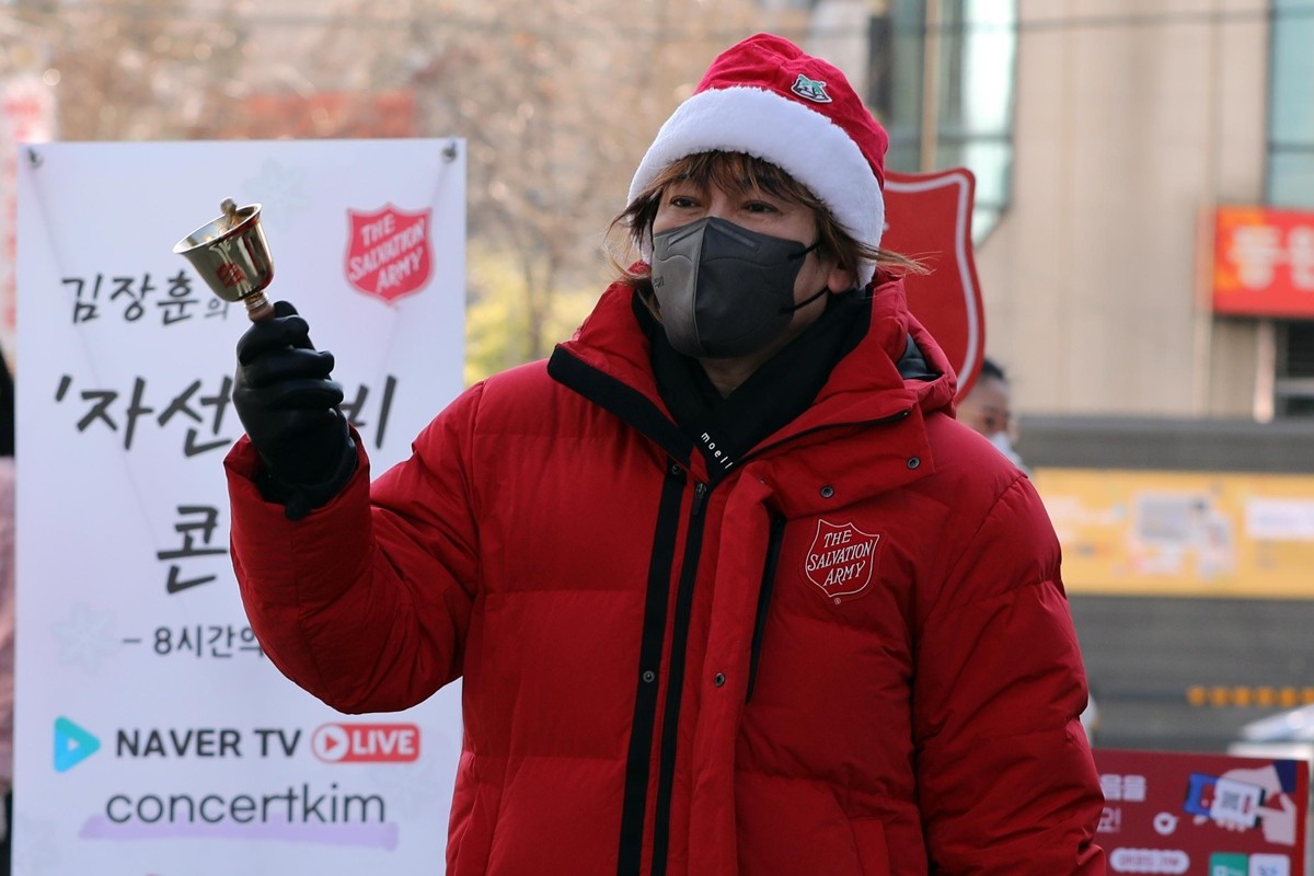 가수 김장훈이 서울 중구 명동역 앞 광장에서 열린 구세군 자선냄비 콘서트 '8시간의 기적'에서 모금 활동을 하고 있다. / 뉴스1