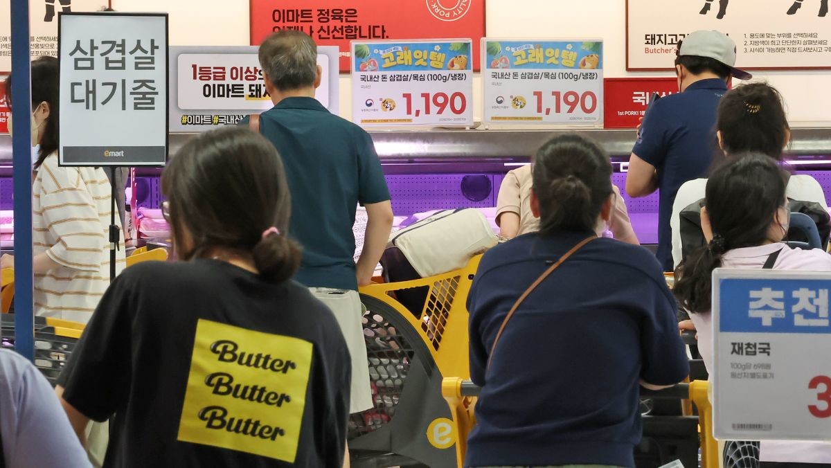마트에서 장을 보는 시민들  / 뉴스1