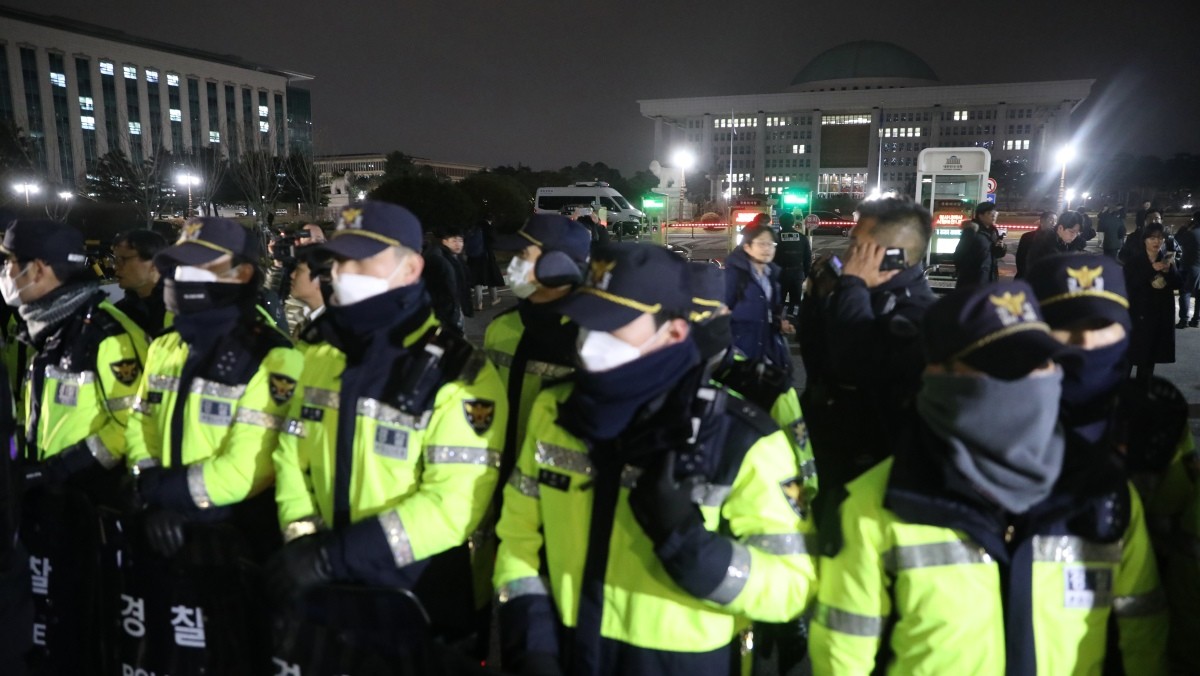지난해 12월 3일 밤 서울 여의도 국회 정문 앞에서 경찰병력이 출입을 통제하고 있다. / 뉴스1