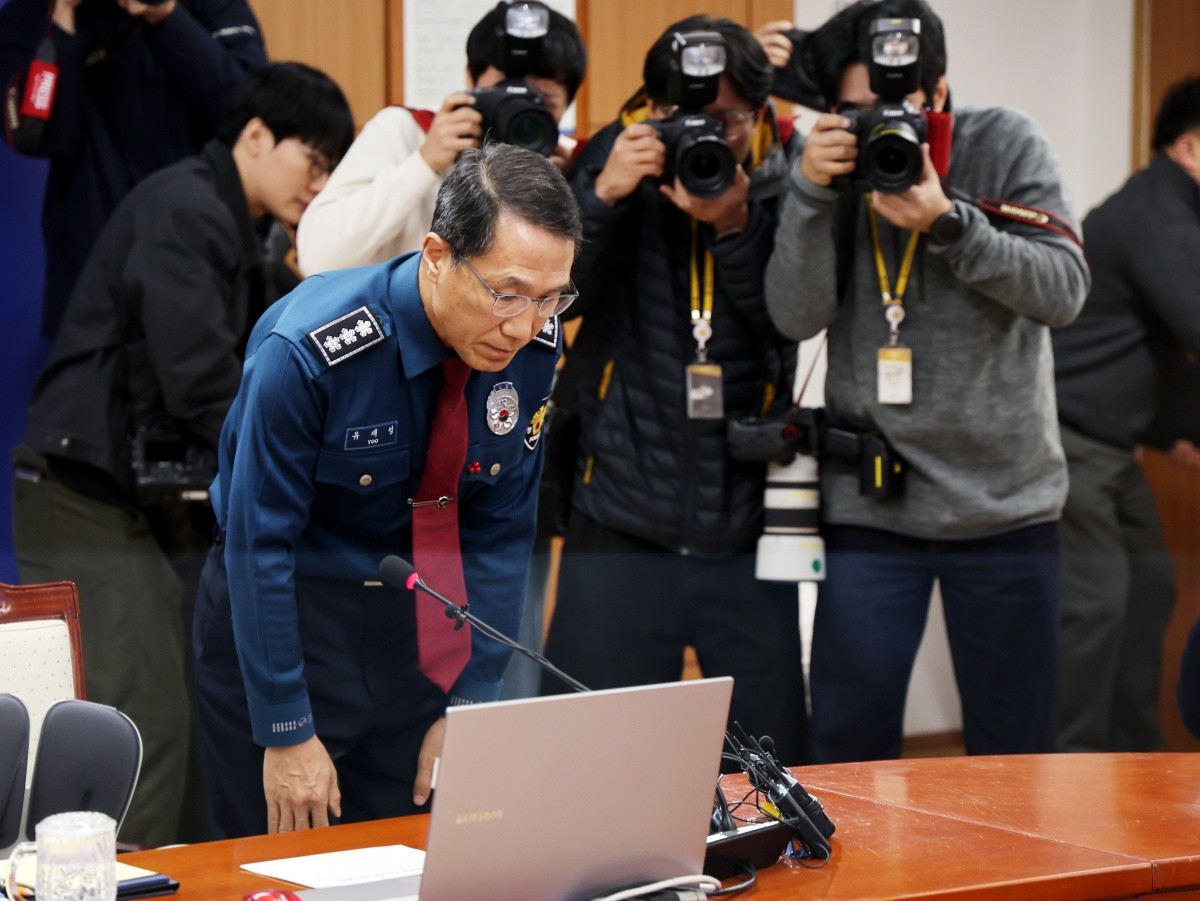 유재성 경찰청장 직무대행이 1일 오전 서울 서대문구 경찰청 무궁화회의실에서 열린 '전국 경찰 지휘부 화상회의'에서 고개 숙여 사과하고 있다. / 뉴스1