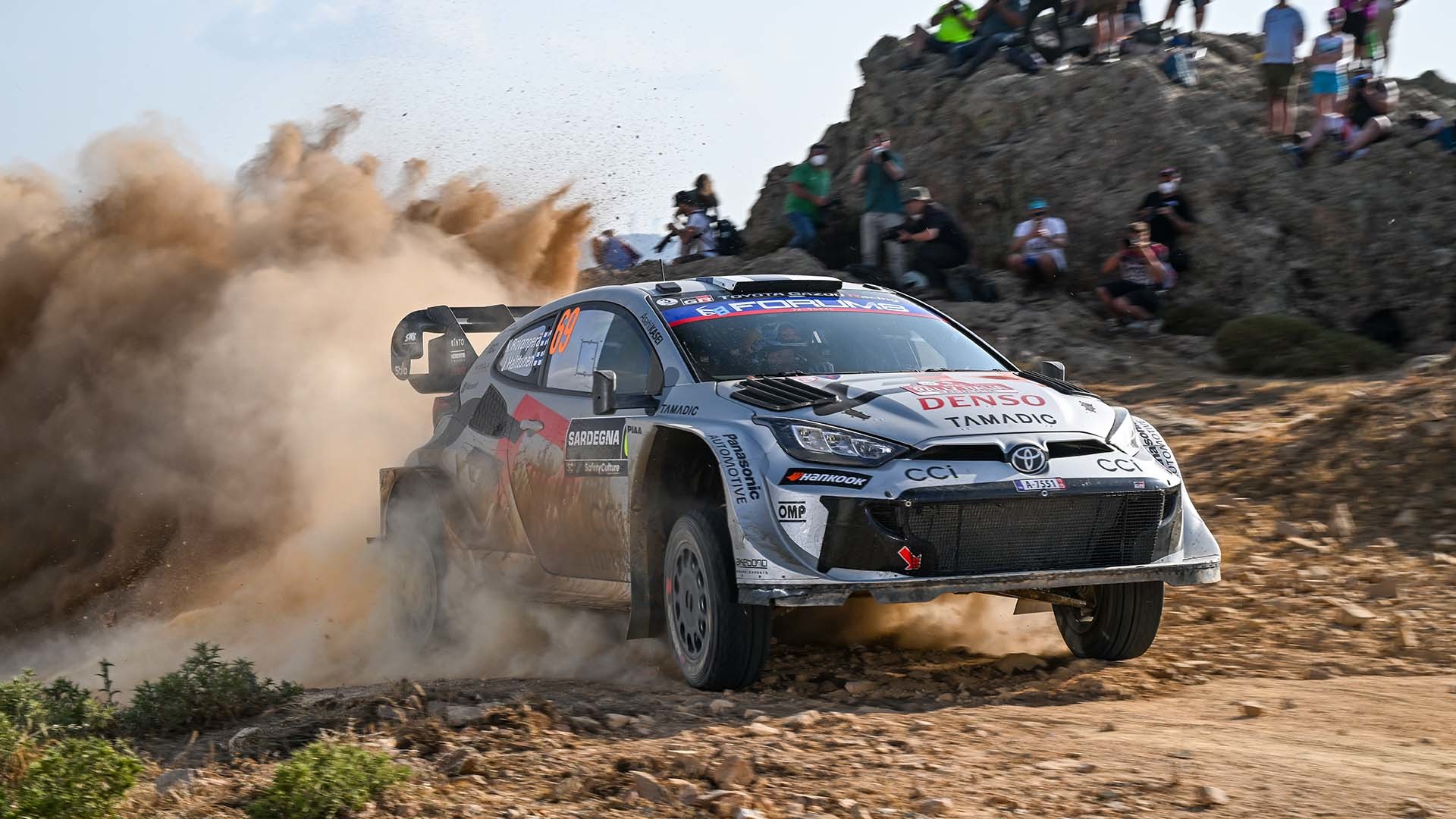 2025 WRC 사우디 아라비아 랠리에서 질주하는 토요타 GR 야리스 Rally 1. / 토요타
