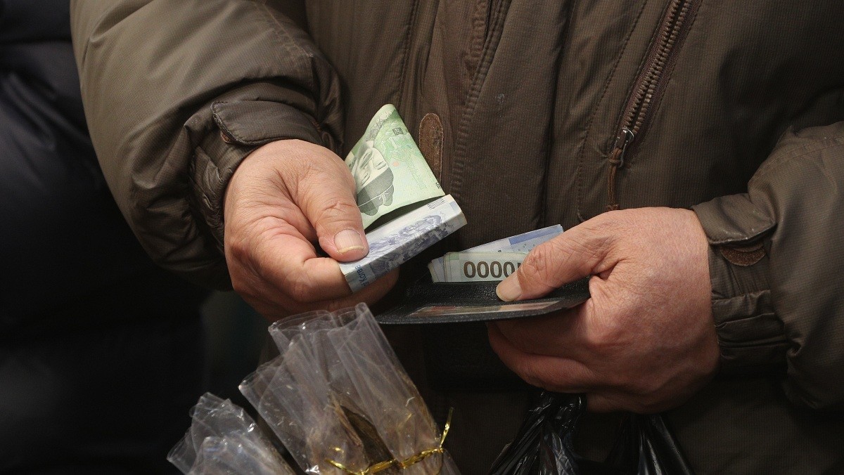 시민이 지갑에서 현금을 꺼내고 있다. 기사의 이해를 돕기 위한 사진. / 뉴스1