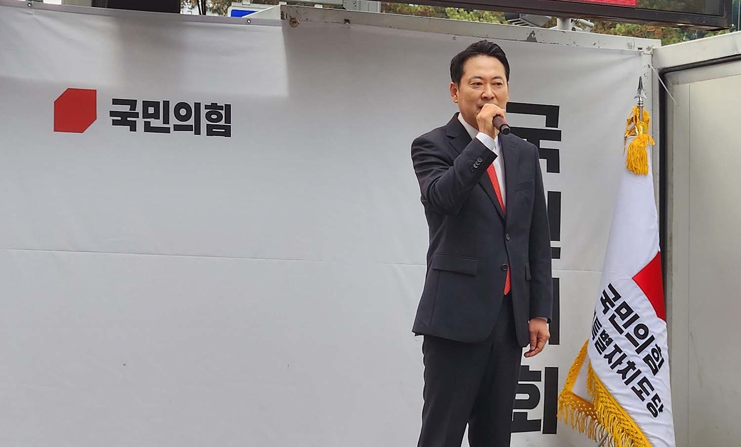 장동혁 국민의힘 대표가 11월 30일 오후 강원 춘천시청 인근에서 열린 '민생회복 법치수호 국민대회 in 강원'에서 발언하고 있다. / 뉴스1