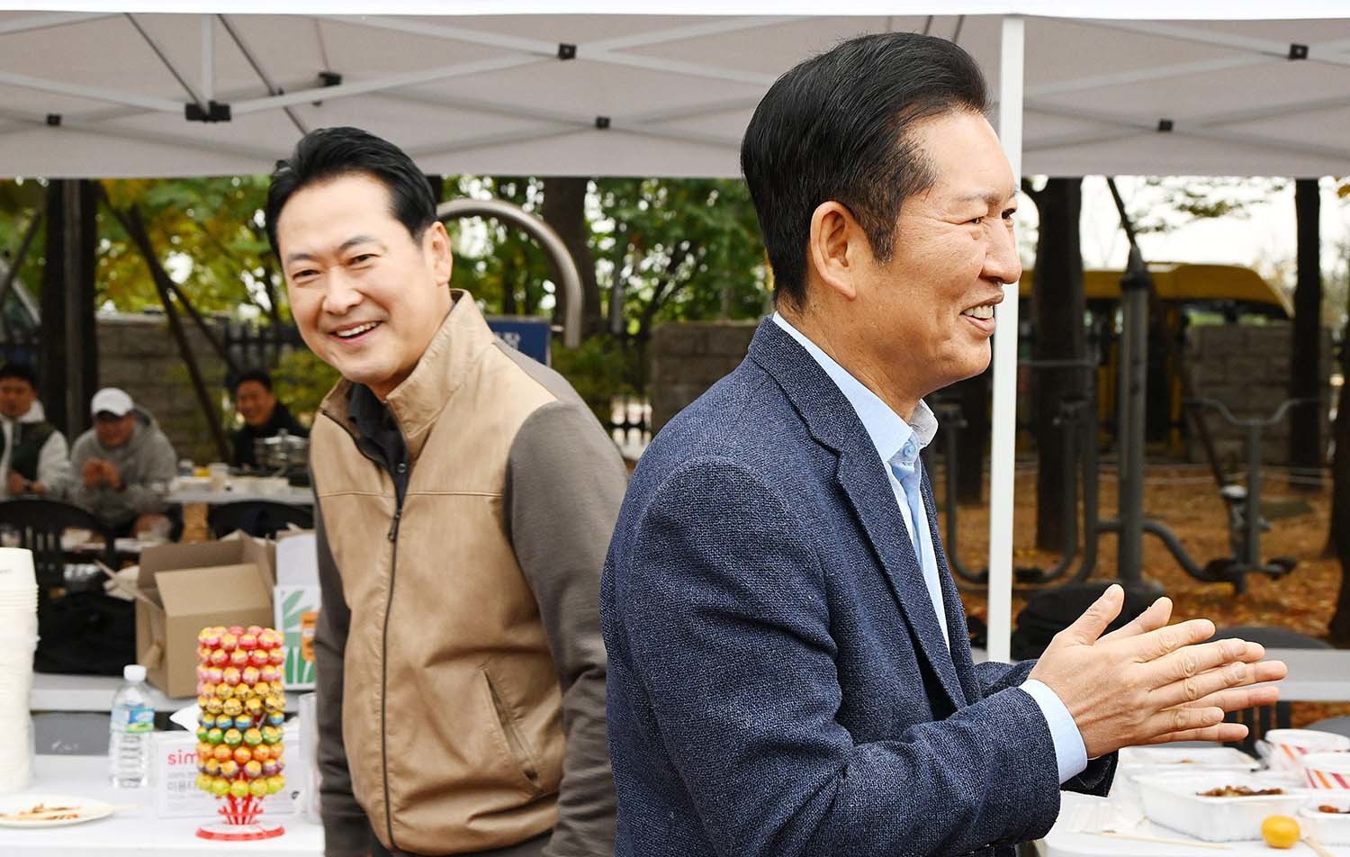 정청래 더불어민주당 대표(오른쪽)와 장동혁 국민의힘 대표가 11월 8일 서울 여의도 국회운동장에서 한국사진기자협회 주최로 열린 '2025 사진기자가족 체육대회'를 방문해 인사하고 있다. / 뉴스1