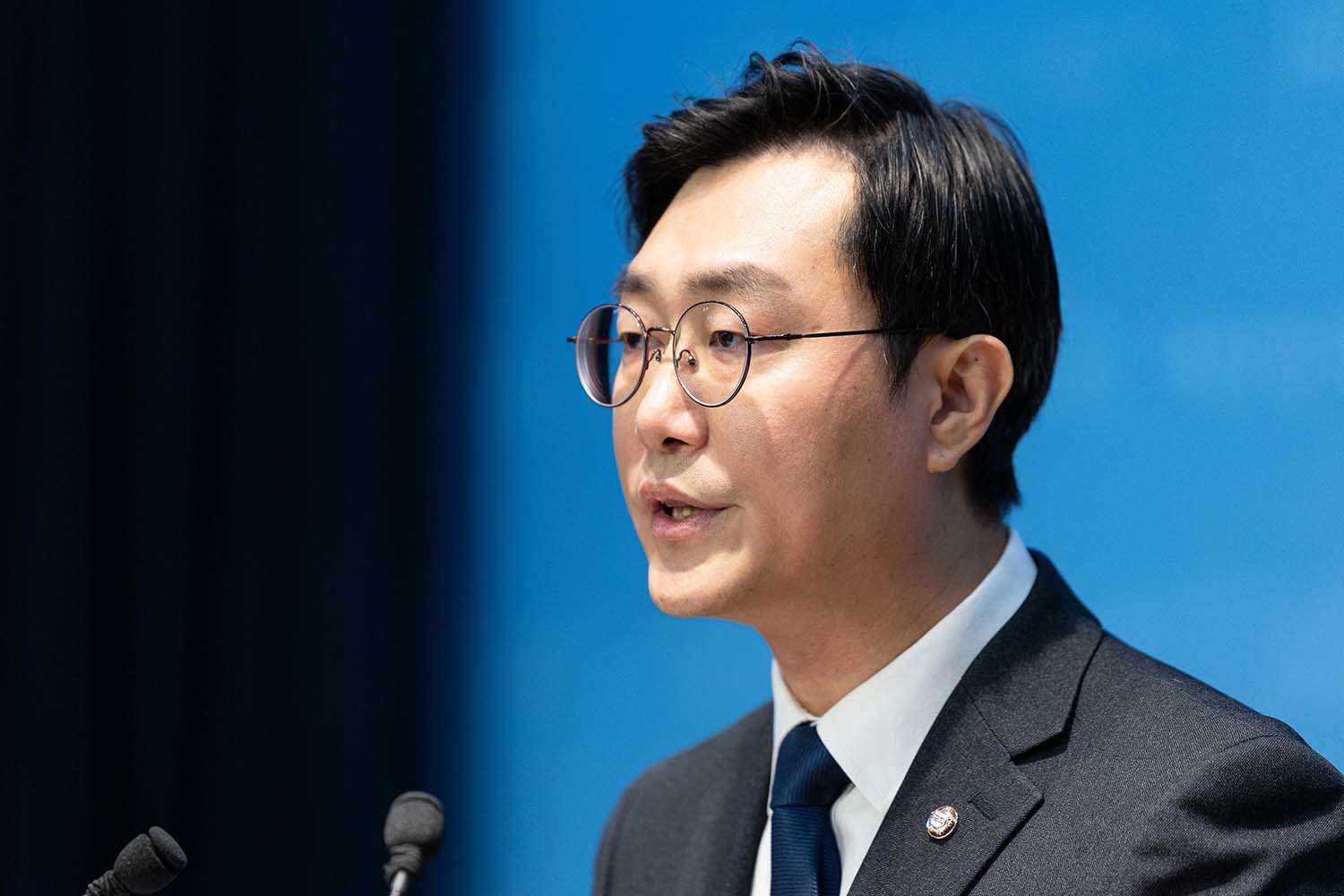 여성 비서관 성추행 의혹에 휩싸인 장경태 더불어민주당 의원이 11월 30일 서울 여의도 국회 소통관에서 입장을 밝히고 있다. / 뉴스1