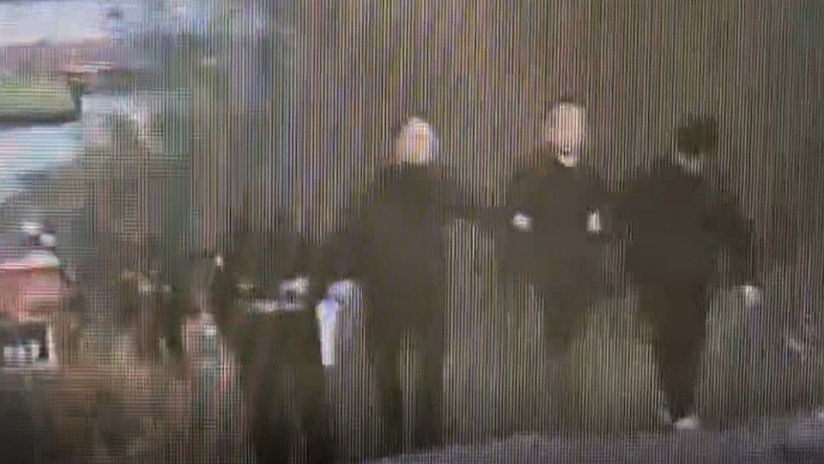 전 연인인 장기 실종 여성을 살해한 혐의로 긴급 체포된 50대 김모씨가 26일 오후 충북 충주호에서 경찰에 실종 여성의 차량을 유기한 지점을 밝힌 뒤 다시 호송되고 있다. / 연합뉴스