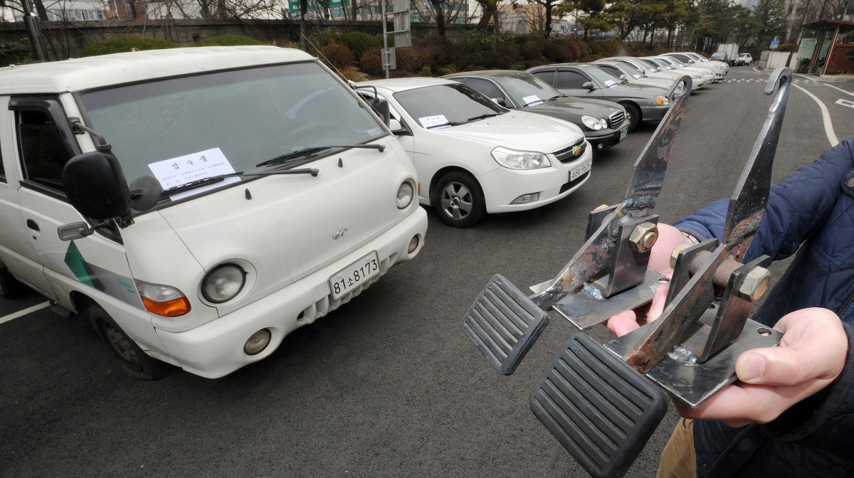 조수석 브레이크를 설치한 무허가 운전교습 불법 개조차량 / 뉴스1