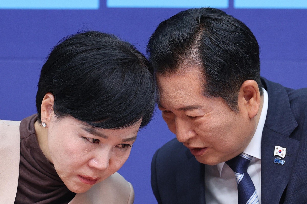 정청래 더불어민주당 대표와 전현희 최고위원이 서울 여의도 국회에서 열린 최고위원회의에서 귀엣말을 나누고 있다. / 뉴스1