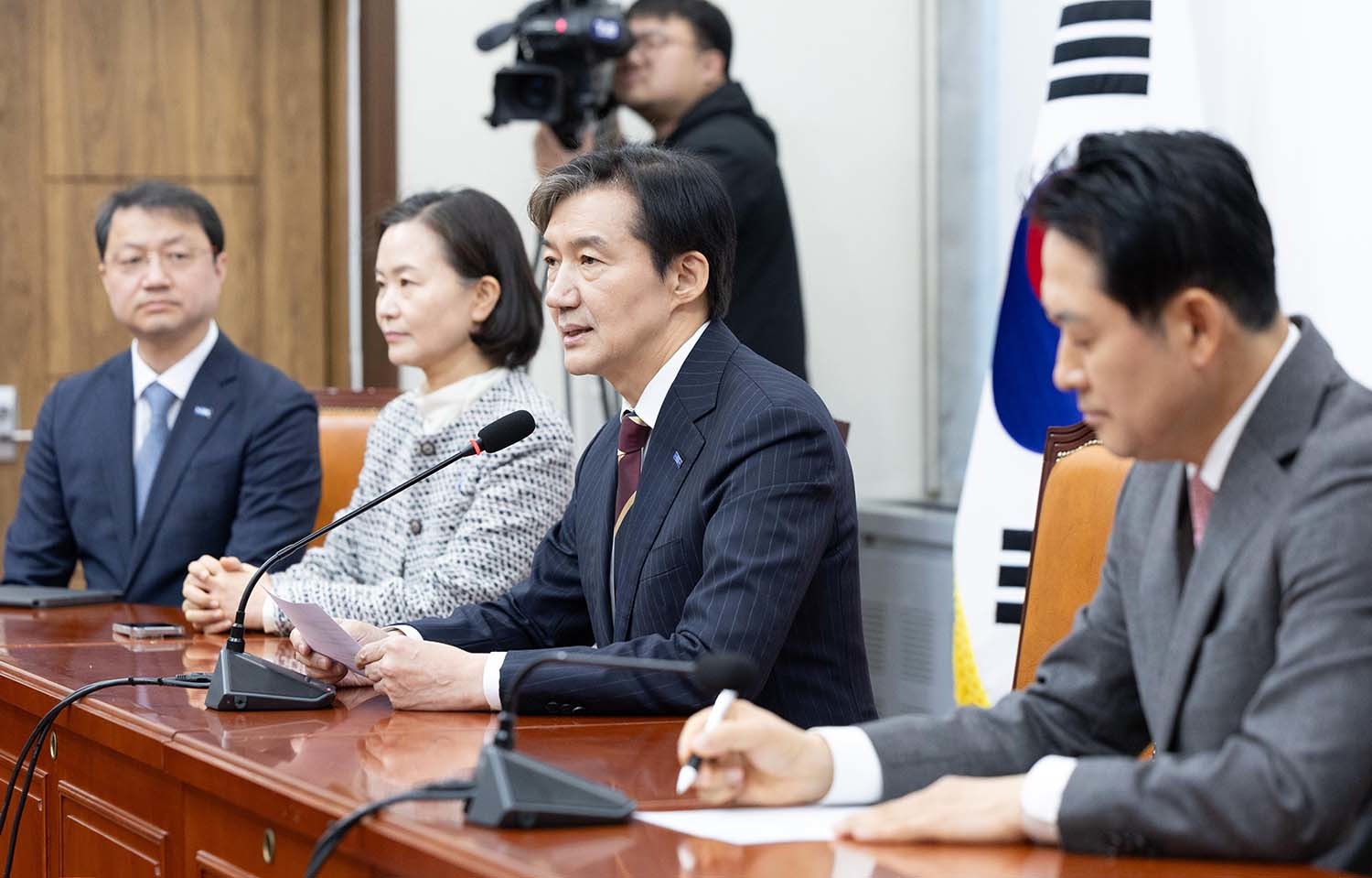 조국 조국혁신당 대표가 1일 서울 여의도 국회에서 장동혁 국민의힘 대표를 예방, 인사말하고 있다. / 뉴스1