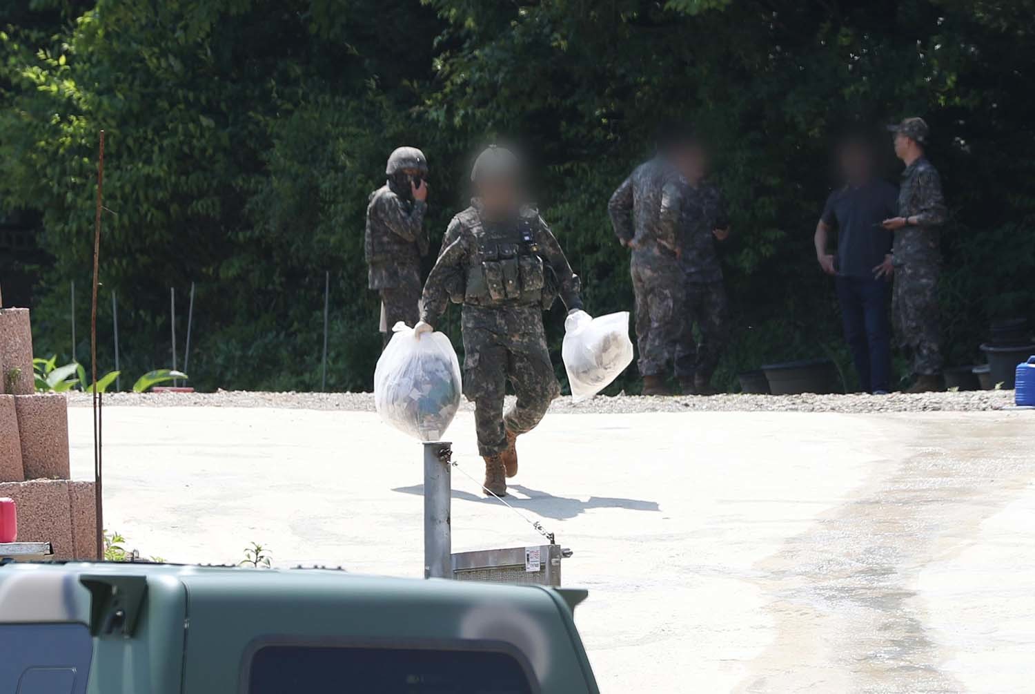 북한이 살포한 대남전단 추정 미상물체 잔해들이 전국 곳곳에서 발견되고 있는 2024년 5월29일 오전 대남전단 풍선으로 추정되는 잔해가 발견된 경기 평택시 진위면의 한 야산에서 군 관계자들이 분주하게 움직이고 있다. / 뉴스1 자료사진