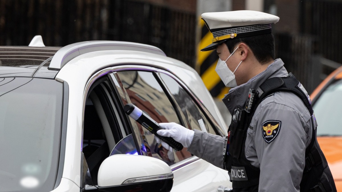 경찰들이 음주단속을 하고 있다. 기사의 이해를 돕기 위한 사진 / 뉴스1