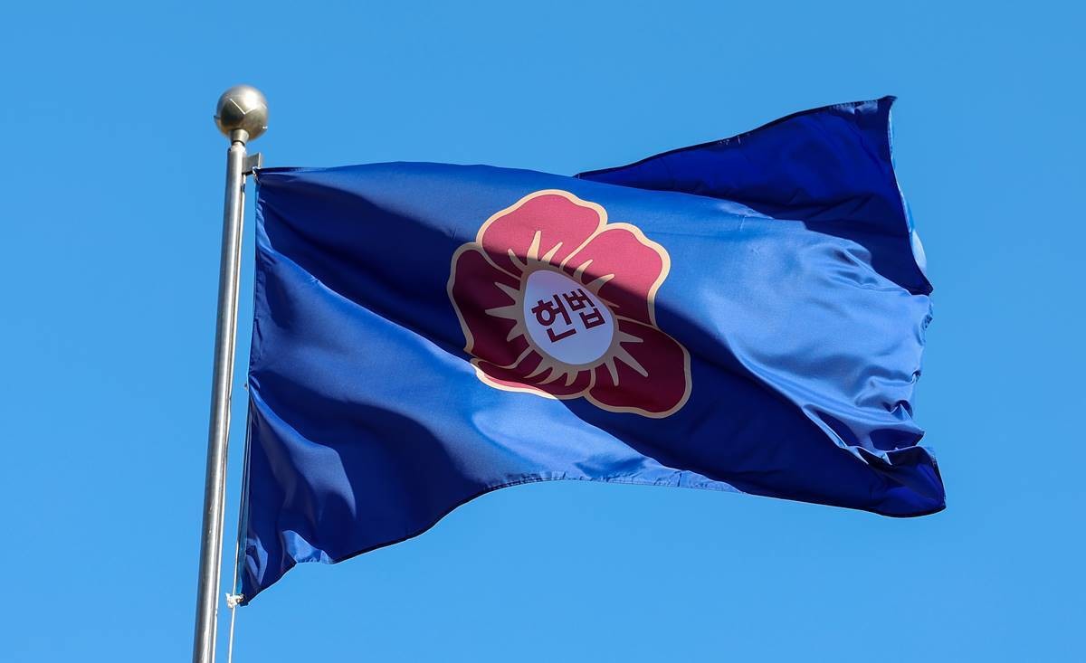 서울 종로구 헌법재판소에 깃발이 바람에 휘날리고 있다 / 뉴스1