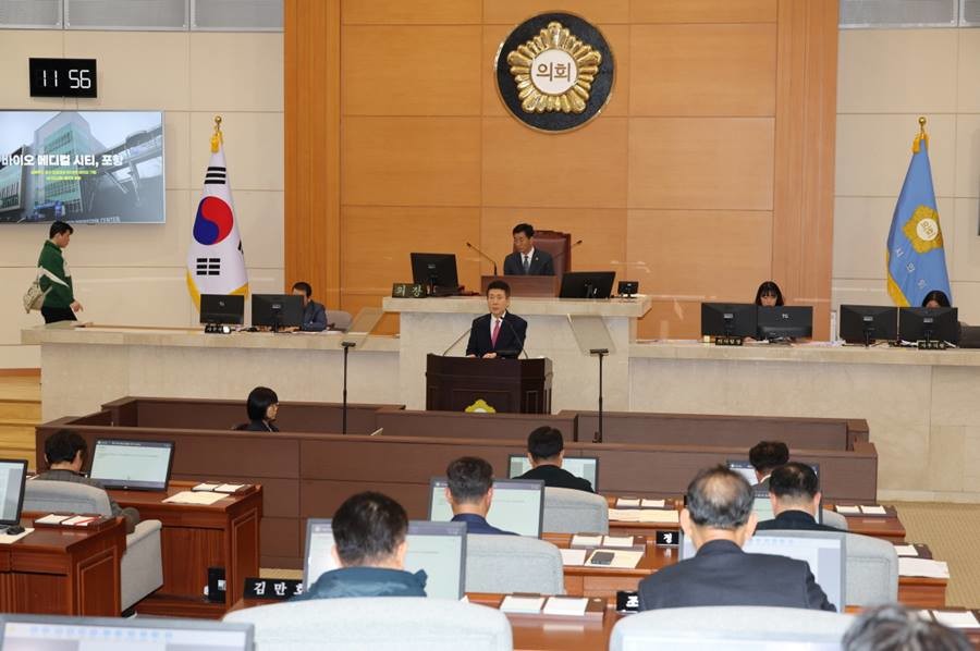 이강덕 포항시장은 1일 제327회 제2회 정례회에서 시정연설에 나섰다/포항시