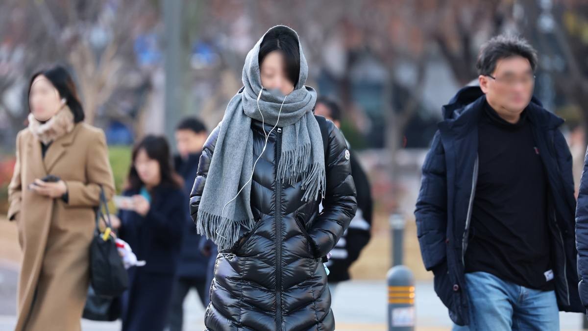 칼바람 속 영하권 날씨를 보인 지난달 28일 오전 서울 광화문 네거리에서 한 여성이 머플러로 얼굴을 감싼 채 출근길 발걸음을 재촉하고 있다. / 뉴스1