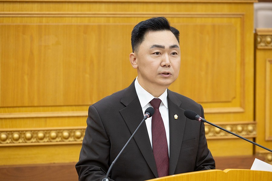 정희태 의원이 제383회 정례회 제1차 본회의에서 ‘옥상 비가림시설 설치기준 명확화와 시민 체감형 행정지원 강화 건의안’을 대표발의하고 있다