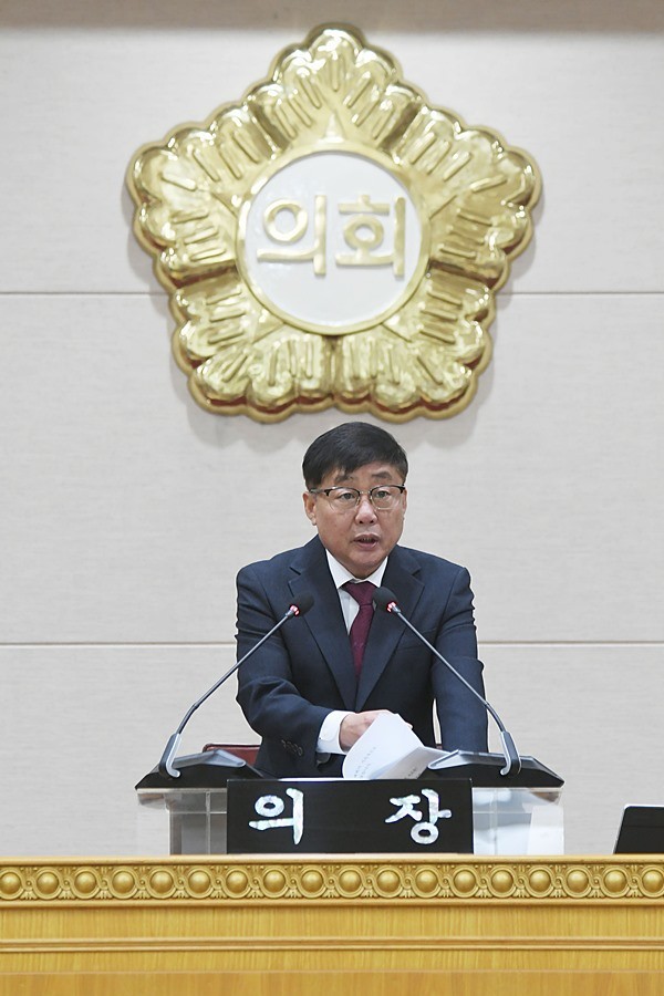 윤창철 의장이 제383회 정례회 제1차 본회의를 주재하고 있다