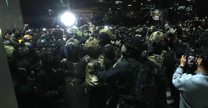 윤석열 전 대통령이 비상계엄령을 선포했던 지난해 12월, 4일 새벽 서울 여의도 국회 본청 앞에서 경내로 진입하려는 계엄군과 국회 관계자들이 몸싸음을 벌이고 있다. / 뉴스1