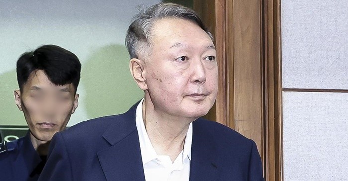 윤석열 전 대통령이 9월 26일 서울 서초구 서울중앙지법에서 열린 특수공무집행방해, 직권남용 권리행사방해 등 혐의 사건 첫 공판에 출석하고 있다. 형사 법정에서 윤 전 대통령의 모습이 공개된 것은 지난 4월 내란 사건 재판 이후 약 5개월 만이었다. / 뉴스1