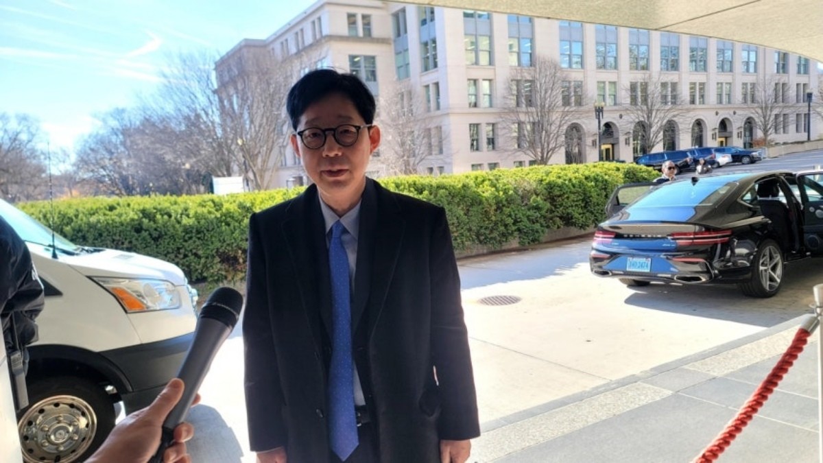 박윤주 외교부 1차관이 1일(현지시간) 워싱턴 DC 미 국무부 청사에서 크리스토퍼 랜도 미 국무부 부장관과 회담을 갖고 팩트시트 이행 방안을 논의한 뒤 취재진에게 회담 결과를 설명하고 있다. / 연합뉴스