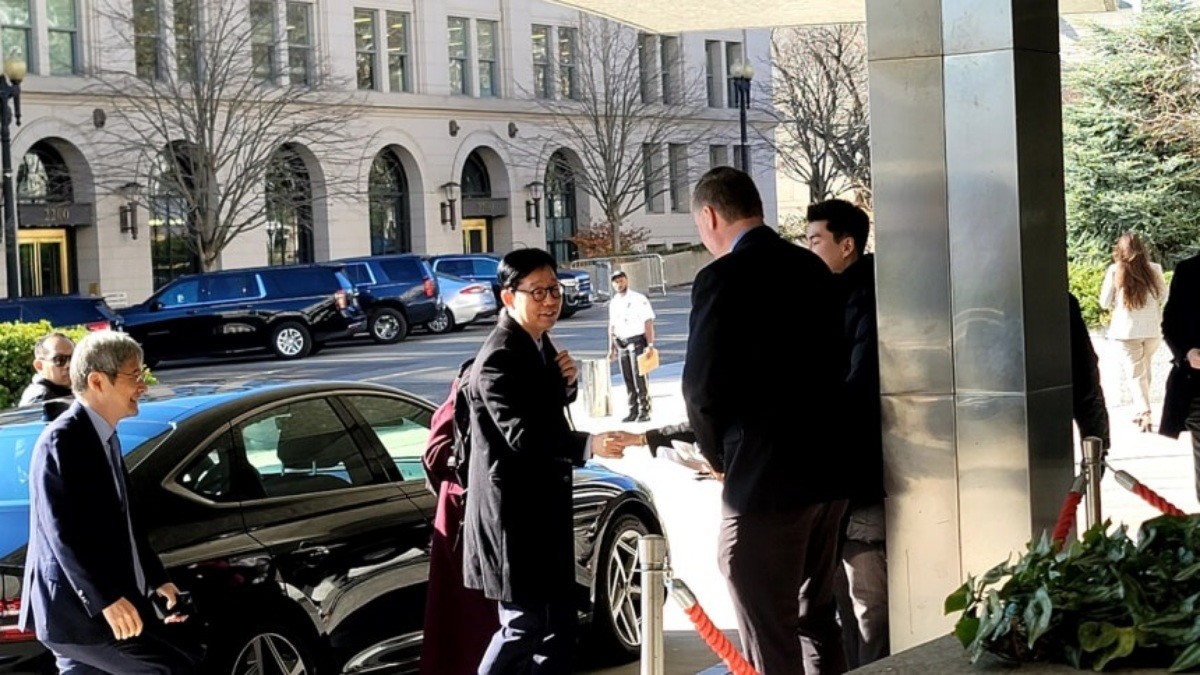 박윤주 외교부 1차관(왼쪽)이 1일(현지시간) 크리스토퍼 랜도 국무부 부장관과의 회담을 위해 워싱턴DC의 국무부 청사에 들어가고 있다. / 연합뉴스