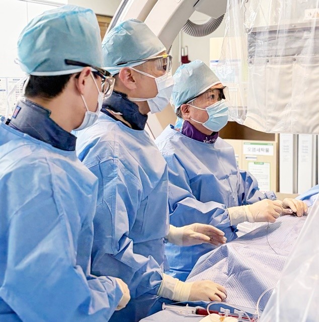 전남대학교병원 순환기내과 중재시술팀(오른쪽부터 안영근·김민철·임용환 교수)이 급성심근경색에 심장성 쇼크가 발생한 환자에게 임펠라 시술을 시행하고 있다.
