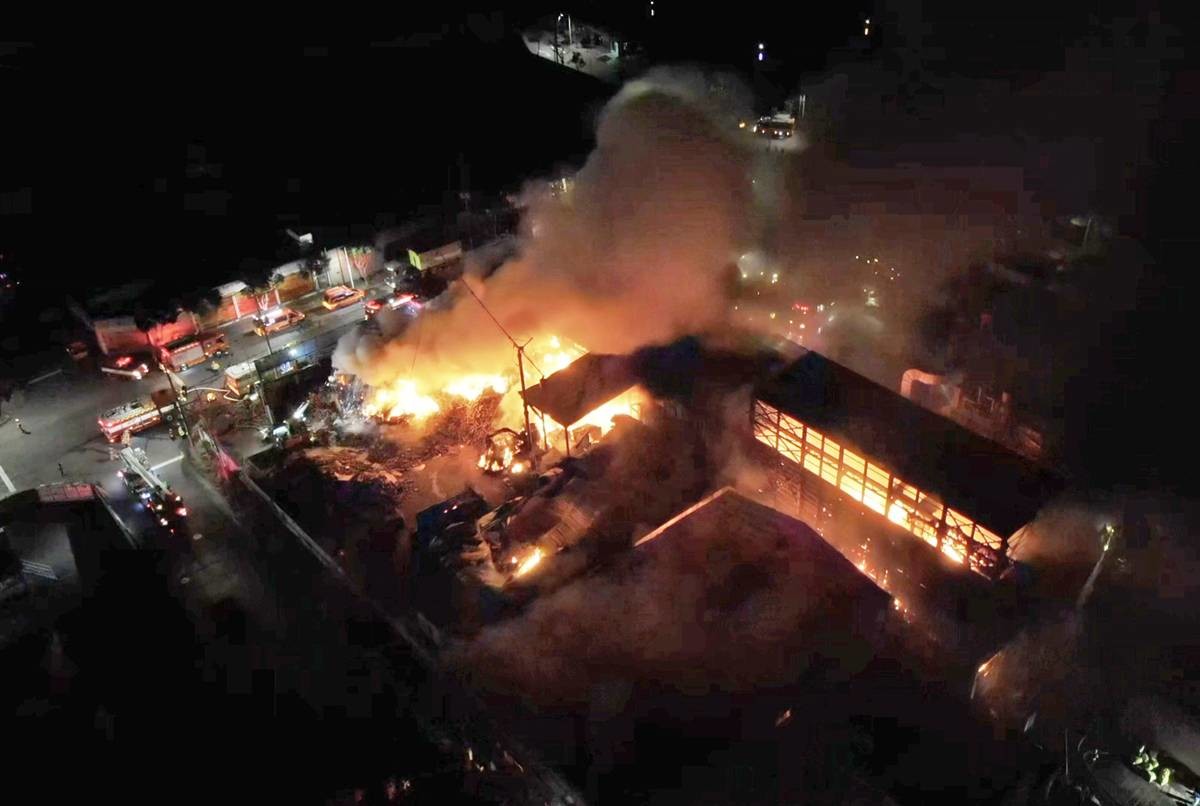 지난 1일 오후 9시27분쯤 발생한 제주 토평공업단지 야적장 화재 현장에서 소방당국이 진화작업을 하고 있다 / 제주도소방안전본부 제공, 뉴스1